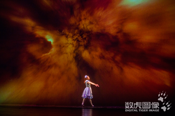 多媒体舞美 加拿大多媒体儿童音乐剧《爱丽丝梦游仙境》中文版 数虎图像
